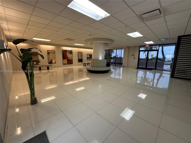 Building Photo - 1621 Collins Ave