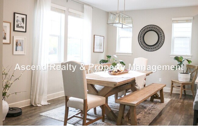 Building Photo - 4 Bed/3 Bath Hillsboro Laurel Oaks Neighborhood, Solar Panels, 1 or 2 Pets Allowed with Pet Rent,...