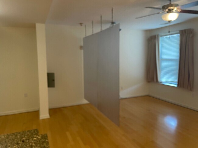 Building Photo - Studio w/ In-Unit Laundry near Tom Lee Park