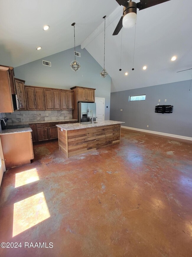 Building Photo - 917 W Broussard Rd