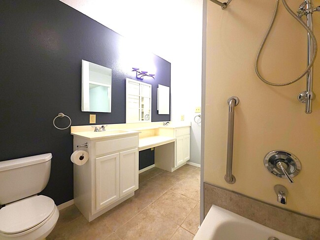 Building Photo - Welcome to this charming 3 bedroom, 2 bath...