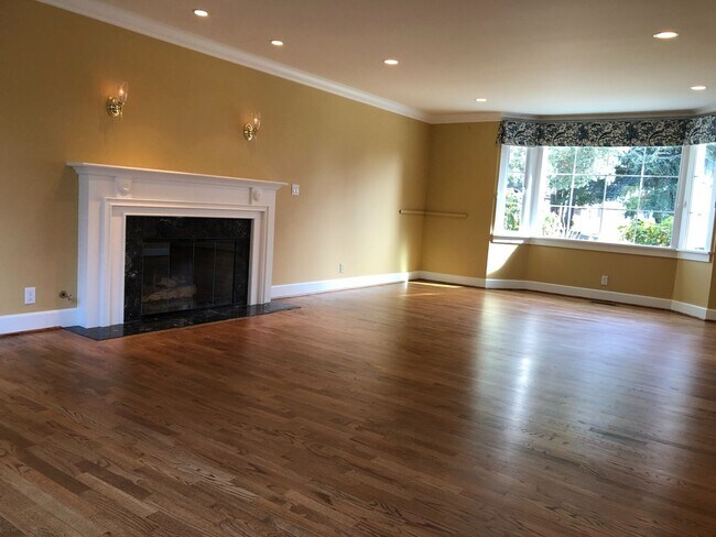 Building Photo - Elegant and Luxury home in Medina, 5 bedro...