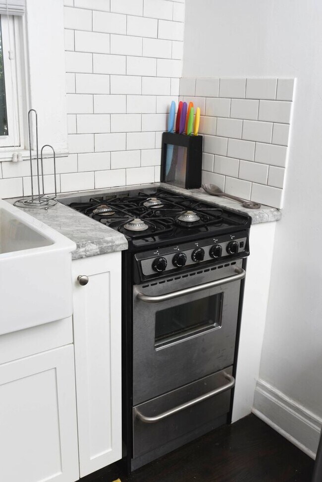 Building Photo - Charming Upper Floor 2 Bed / 1 Bath with Bonus Studio in a Prime Echo Park Location