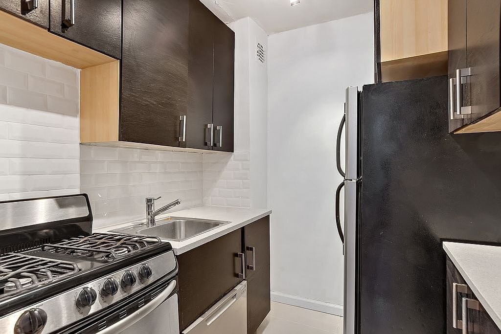 Building Photo - 2244 Bronx Pk E