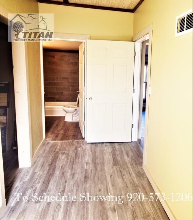 Building Photo - 2 Bedroom New London Town House