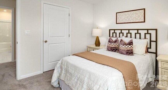 Building Photo - 1720 Vanderlyn St