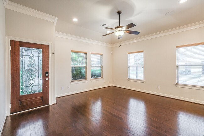 Building Photo - 3521 Clearview Cir