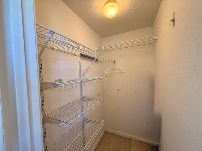 Building Photo - 3 bedroom, 3 bath Luxury Living Along the ...