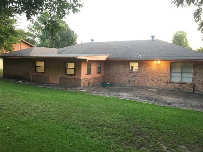 Building Photo - 621 Mink Dr