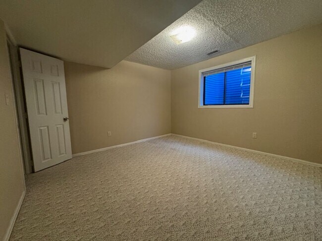 Building Photo - ELEGANT 5BD in WOODLAND HILLS/D20 - Security Deposit Waiver Available