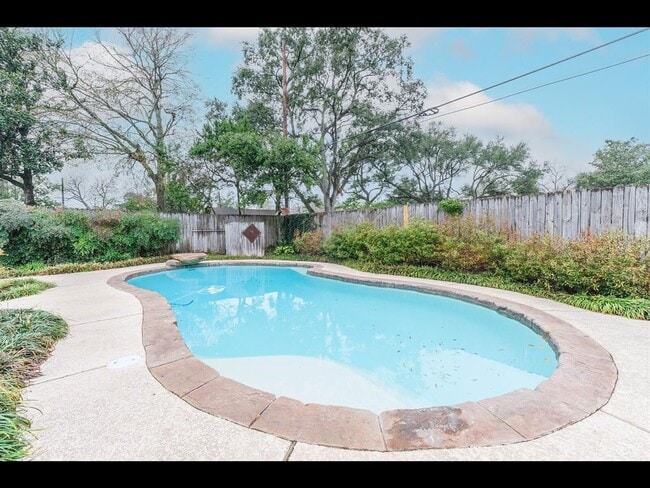 Building Photo - 9910 Pine Lake Dr