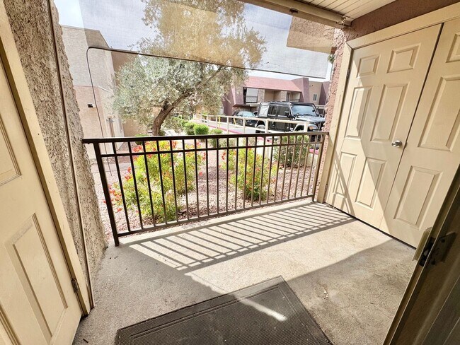 Building Photo - Stylish condo with new upgrades, tennis courts, and pool access