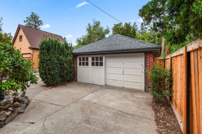 Building Photo - 3 Bed 2 Bath South Hill Spokane home offering all the updates..