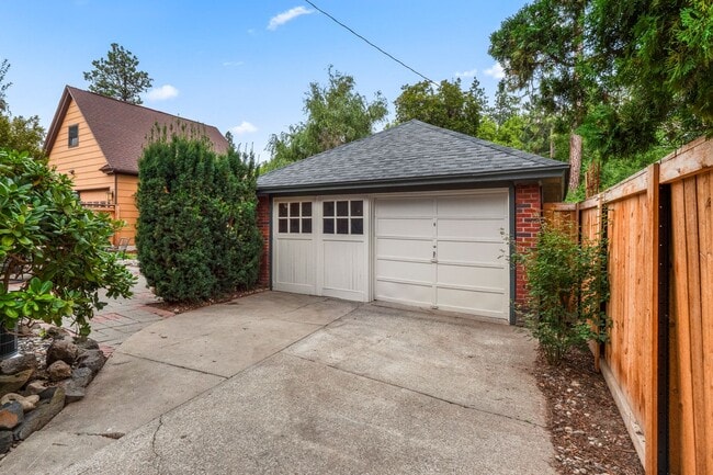 Building Photo - Coming Soon - 3 Bed 2 Bath South Hill Spok...