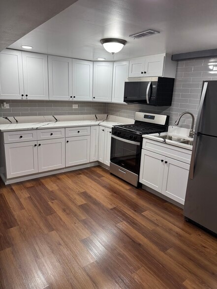 Building Photo - 2309 W 47th Pl