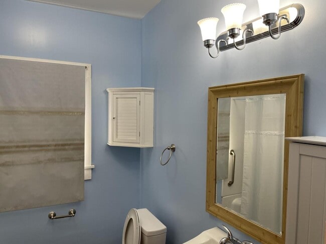 Building Photo - 610 Noble St