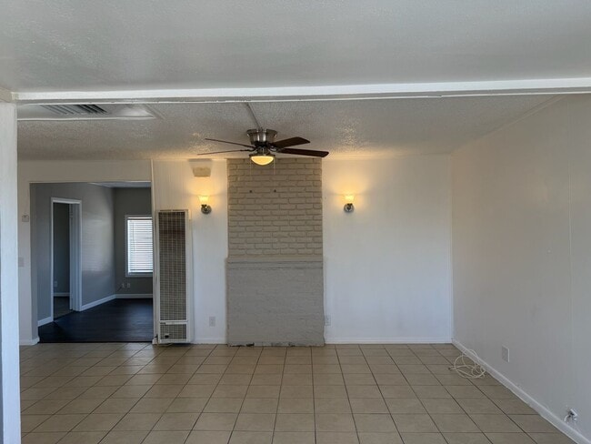 Building Photo - 527 W Wilson Ave