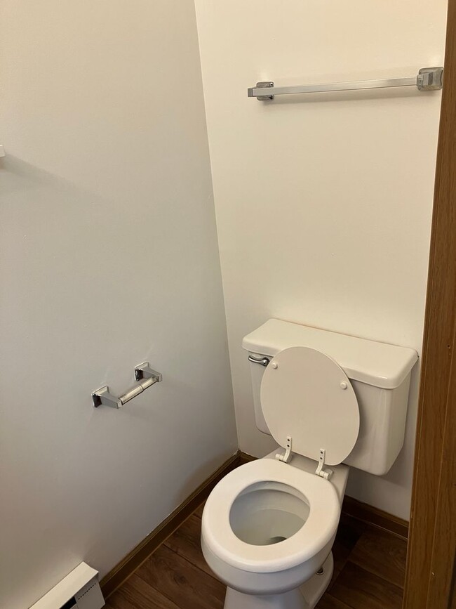 Building Photo - Spacious 2-Bedroom Living in a Quiet Community!