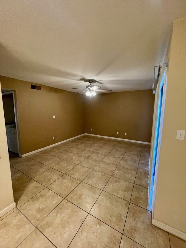 Building Photo - 2 Bedroom Condo close to airport