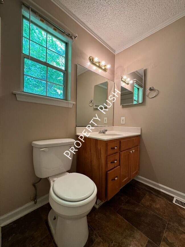 Building Photo - 1620 Hickory Pl