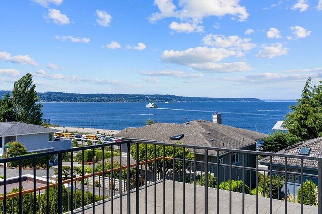 Building Photo - Mukilteo Old Town 5 Bedroom View Home