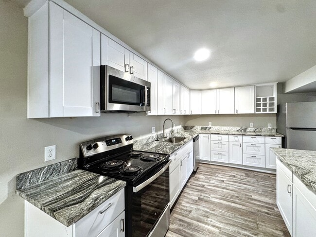 Building Photo - 806 Paradise Ln