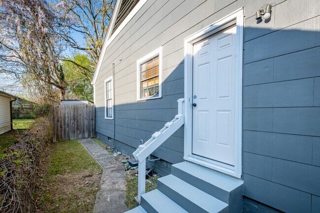 Building Photo - Updated 3-Bedroom Home with Fully Equipped Kitchen & Washer/Dryer in Great Neighborhood!