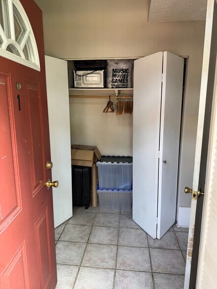 Entryway & closet - 859 W Lill Ave