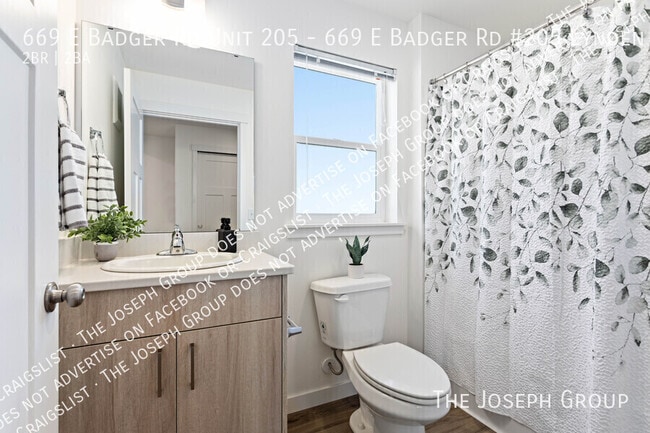Building Photo - 669 E Badger Rd