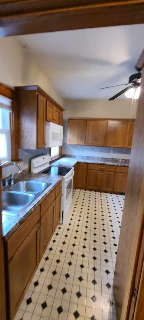 Building Photo - Now leasing for MAY 2026! Check out our 4 bedroom/3 bath house in Cedar Falls!