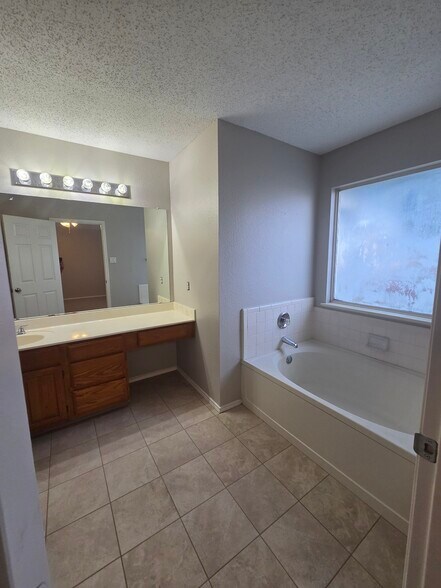 Building Photo - 3304 Sparta Dr