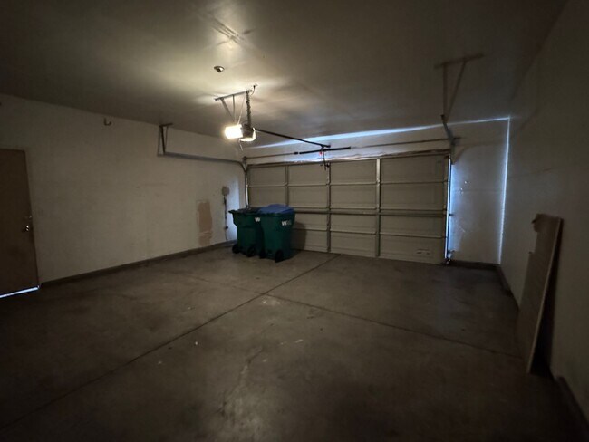 Building Photo - Four Bed, Two Bath Home Close to Hwy 99 an...