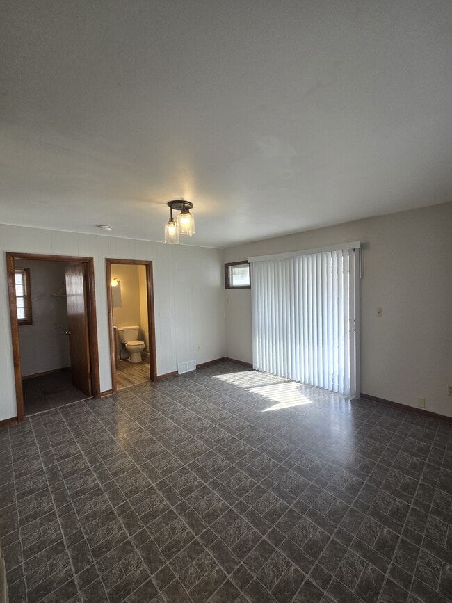 Building Photo - 526 N Martinson Ave