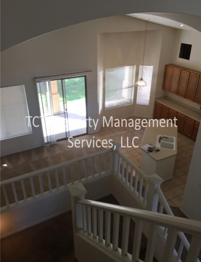 Building Photo - Large 4 Bed/2.5 Bath with 3 car garage in Glendale!