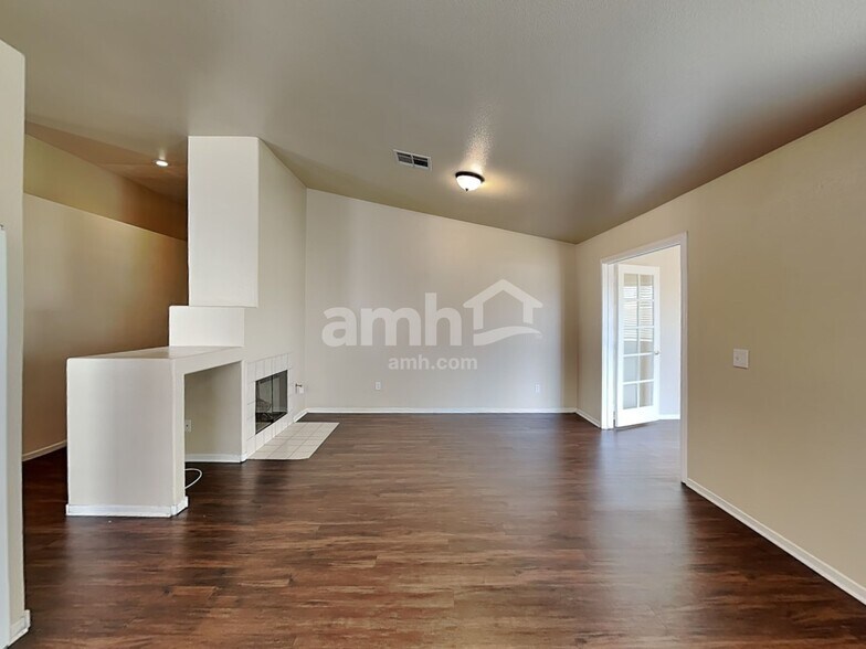 Building Photo - 710 Breezy Ridge Dr