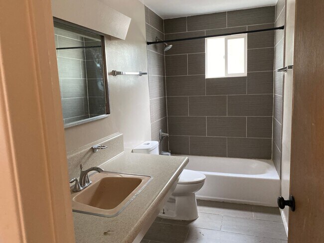 Building Photo - WALK TO SDSU! 5 bed 2 bath House w/ A/C