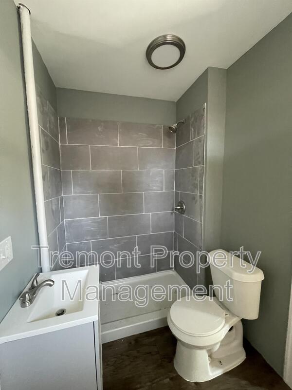 Building Photo - 714 Henderson Ave