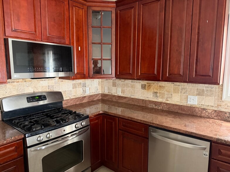 Kitchen - 43 Ravine Ave