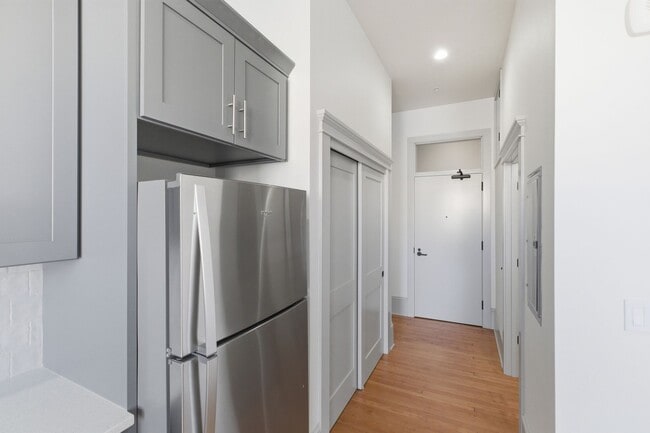 Building Photo - MOVE IN SPECIAL - NEWLY RENOVATED DOWNTOWN SALEM STUDIO