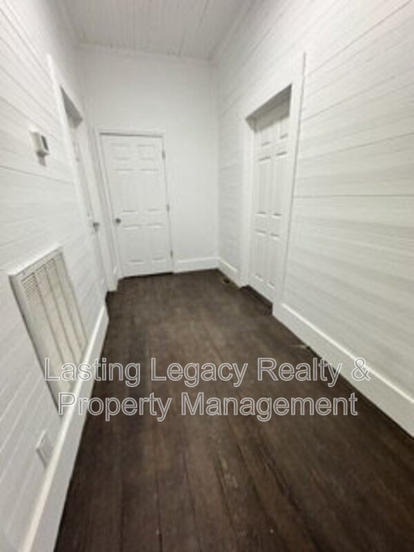 Building Photo - 204 Spring St