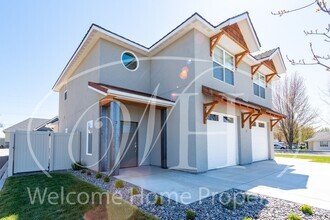 Building Photo - 2 NE Hadley Way