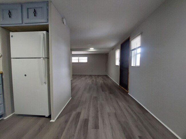 Building Photo - 115 1/2 Lenox St