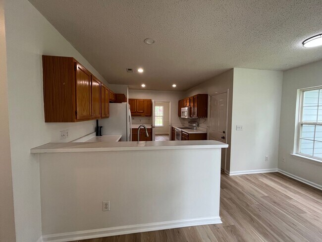 Building Photo - Discover this well-maintained 3-bedroom, 2-bath home in Carriage Hills