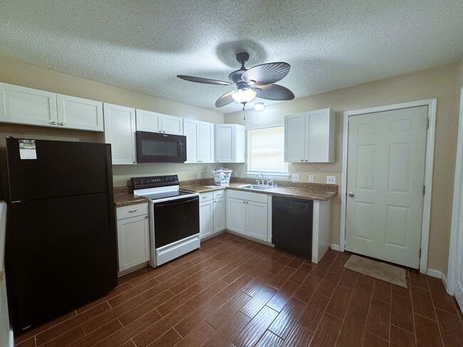 Building Photo - 2 BR/ 2 Bath End Unit! Minutes to Camp Lej...