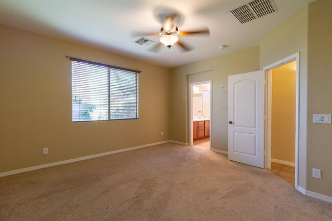 Building Photo - Fantastic single story, split floor plan h...