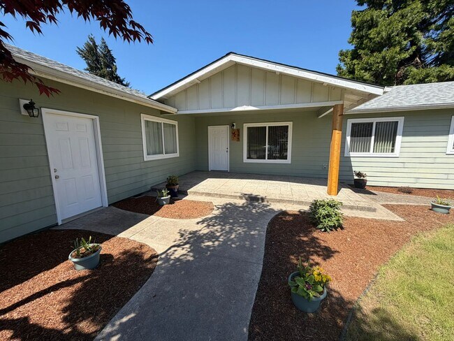 Building Photo - Beautiful 2 Bedroom on a Large Corner Lot!