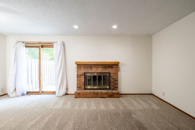 Building Photo - Beautiful 2 Bedroom, 2 Bathroom Townhouse ...