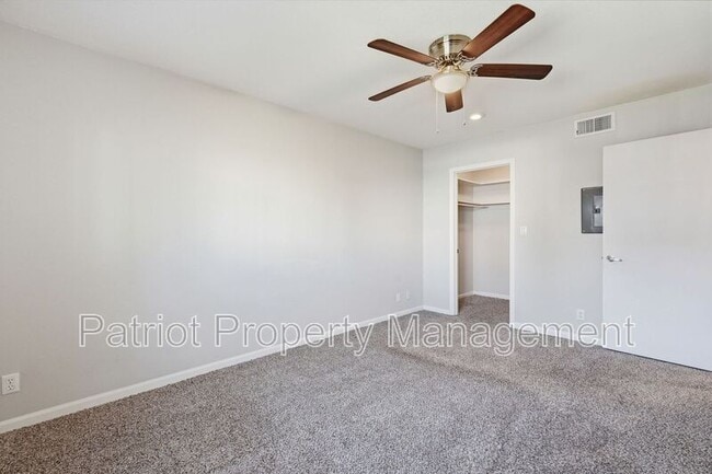 Building Photo - 1702 W Tuckey Ln