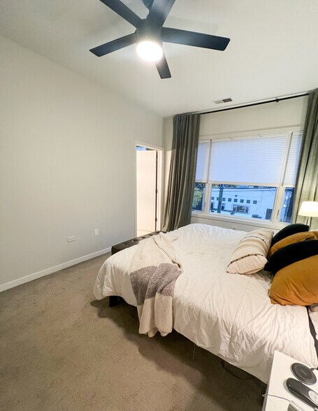 Building Photo - 912 W Chicago Ave