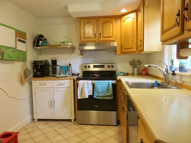 Building Photo - 10 Samoset Ln